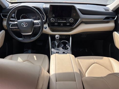 Used 2023 Toyota Highlander XLE image 27