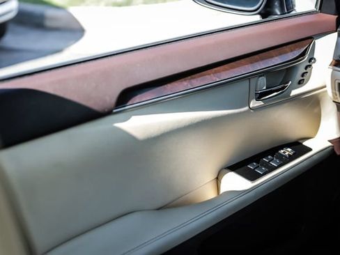 Used 2018 Lexus ES 350 w/ Luxury Package w/Wood Trim FWD image 40