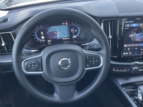Certified 2025 Volvo XC60 B5 Core image 9