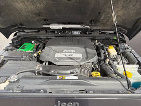 Used 2016 Jeep Wrangler Unlimited Rubicon w/ Connectivity Group AWD/4WD image 21