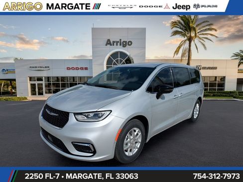 New 2026 Chrysler Pacifica Select FWD image 9