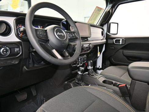 Used 2025 Jeep Gladiator Sport image 12