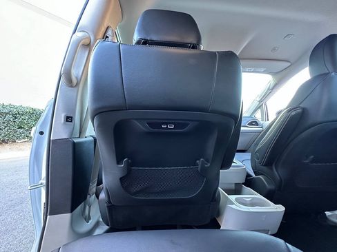 Used 2024 Chrysler Pacifica Limited FWD image 31