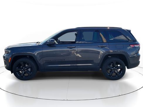Used 2023 Jeep Grand Cherokee Altitude image 3