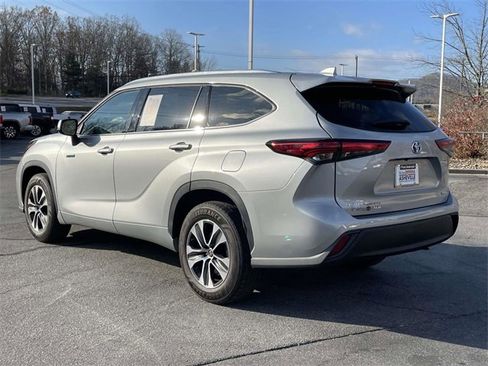 Used 2021 Toyota Highlander XLE image 3