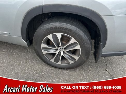 Used 2023 Toyota Highlander XLE AWD/4WD image 13