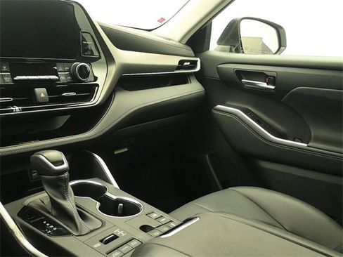 Used 2023 Toyota Highlander L image 13