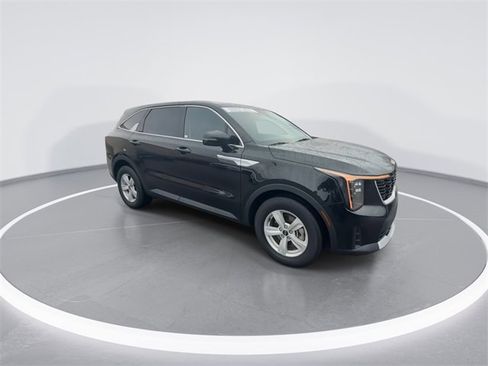 Used 2025 Kia Sorento LX image 2