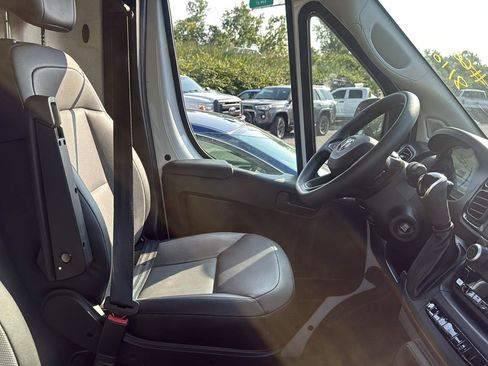 Used 2025 RAM ProMaster 2500 w/ Convenience Group FWD image 14