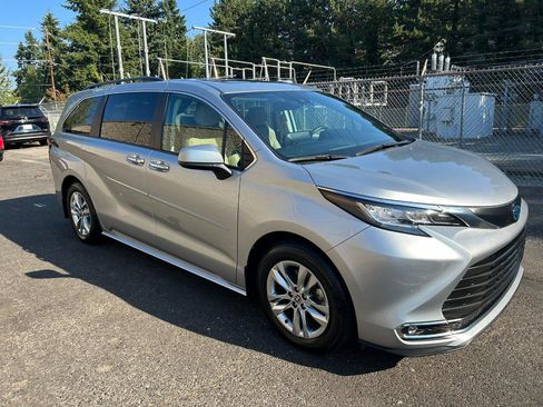 Used 2023 Toyota Sienna XLE w/ XLE Plus Package AWD/4WD image 3