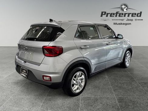 Used 2022 Hyundai Venue SE FWD image 17