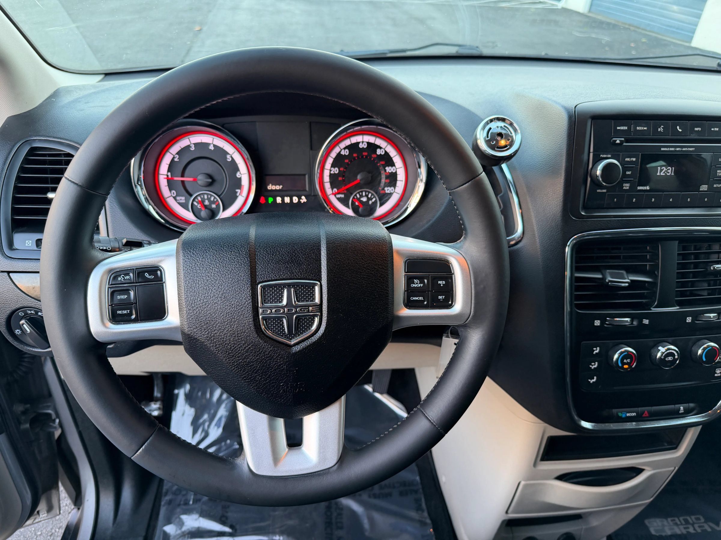 Used 2016 Dodge Grand Caravan American Value Package w/ UConnect Hands-Free Group FWD image 9