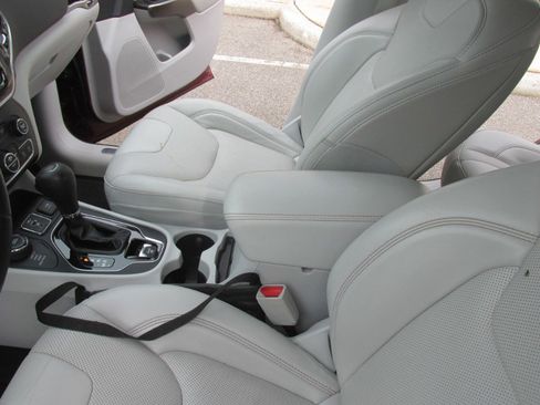 Used 2020 Jeep Cherokee Limited image 52