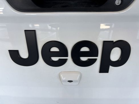 Used 2021 Jeep Gladiator Willys image 29