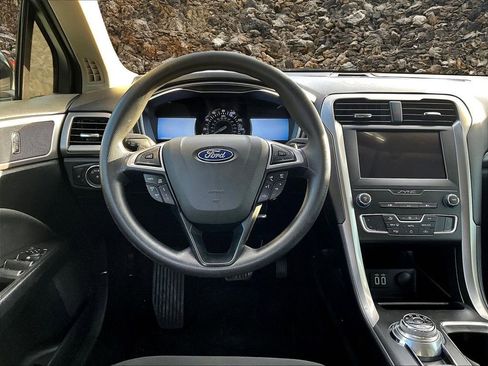 Used 2019 Ford Fusion SE image 5