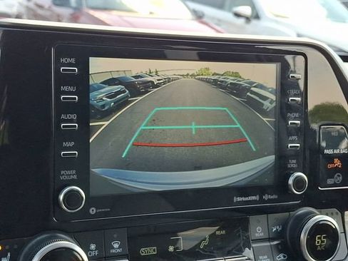 Used 2021 Toyota Highlander XLE AWD/4WD image 18
