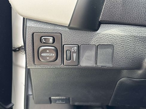 Used 2018 Toyota Corolla LE FWD image 13