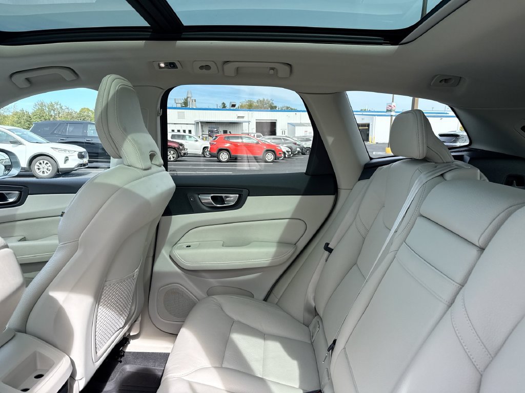 Used 2021 Volvo XC60 T5 Momentum w/ Premium Package AWD/4WD image 4