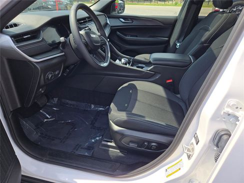 Certified 2024 Jeep Grand Cherokee Laredo X image 25