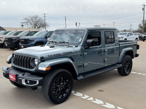 Used 2025 Jeep Gladiator Sport image 2