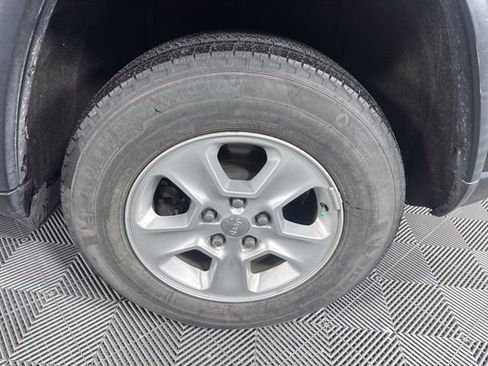 Used 2014 Jeep Grand Cherokee Laredo w/ Security & Convenience Group image 11