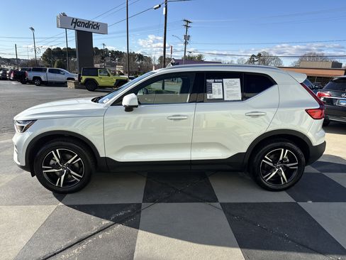 Used 2025 Volvo XC40 B5 Core image 7