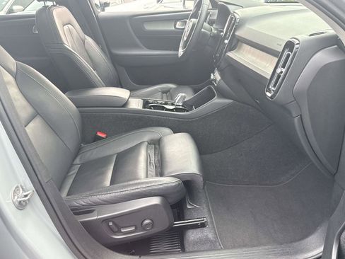 Certified 2024 Volvo XC40 B5 Plus w/ Protection Package Premier image 28