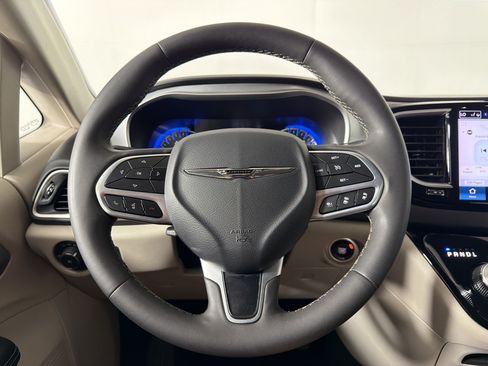 Used 2024 Chrysler Pacifica Touring-L FWD image 9