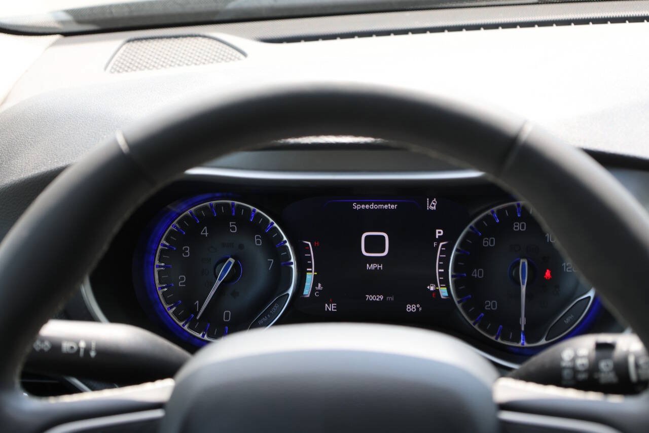 Used 2023 Chrysler Pacifica Touring-L FWD image 21