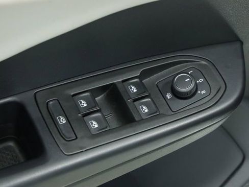 New 2025 Volkswagen Taos SE image 30