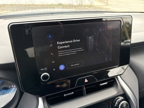 Used 2023 Toyota Venza LE image 9