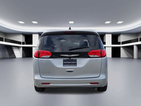 Used 2023 Chrysler Voyager LX image 5