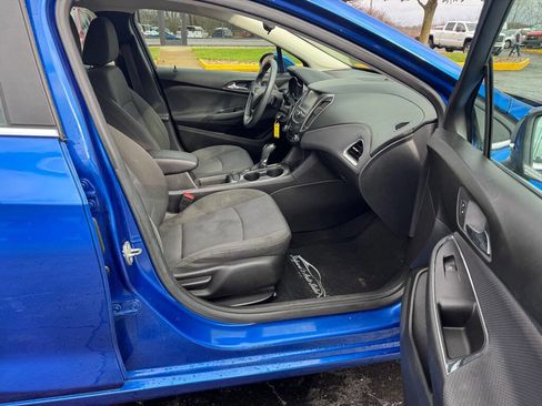 Used 2018 Chevrolet Cruze LT image 13