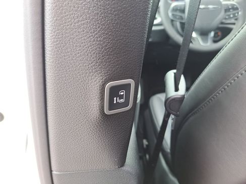 New 2026 Chrysler Pacifica Select FWD image 13