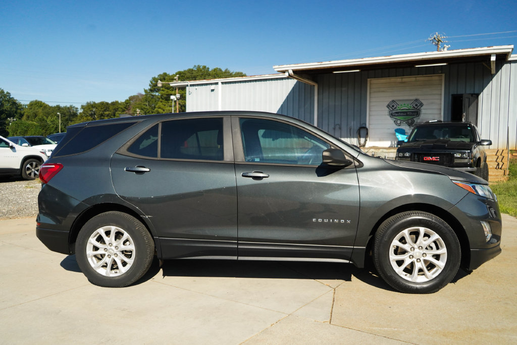 Used 2020 Chevrolet Equinox LS w/ LS Convenience Package FWD image 3