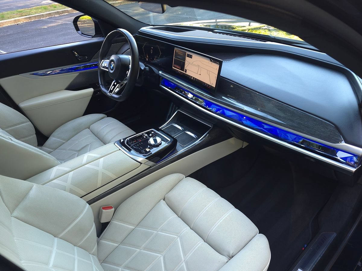 Used 2024 BMW 760i xDrive w/ Premium Package 2 AWD/4WD image 23