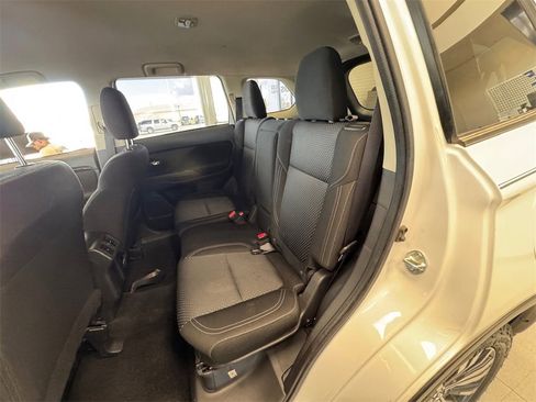 Used 2020 Mitsubishi Outlander ES image 33