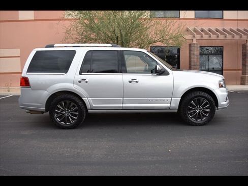 Used 2017 Lincoln Navigator Select image 1