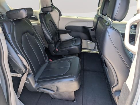 Used 2023 Chrysler Pacifica Touring-L FWD image 11