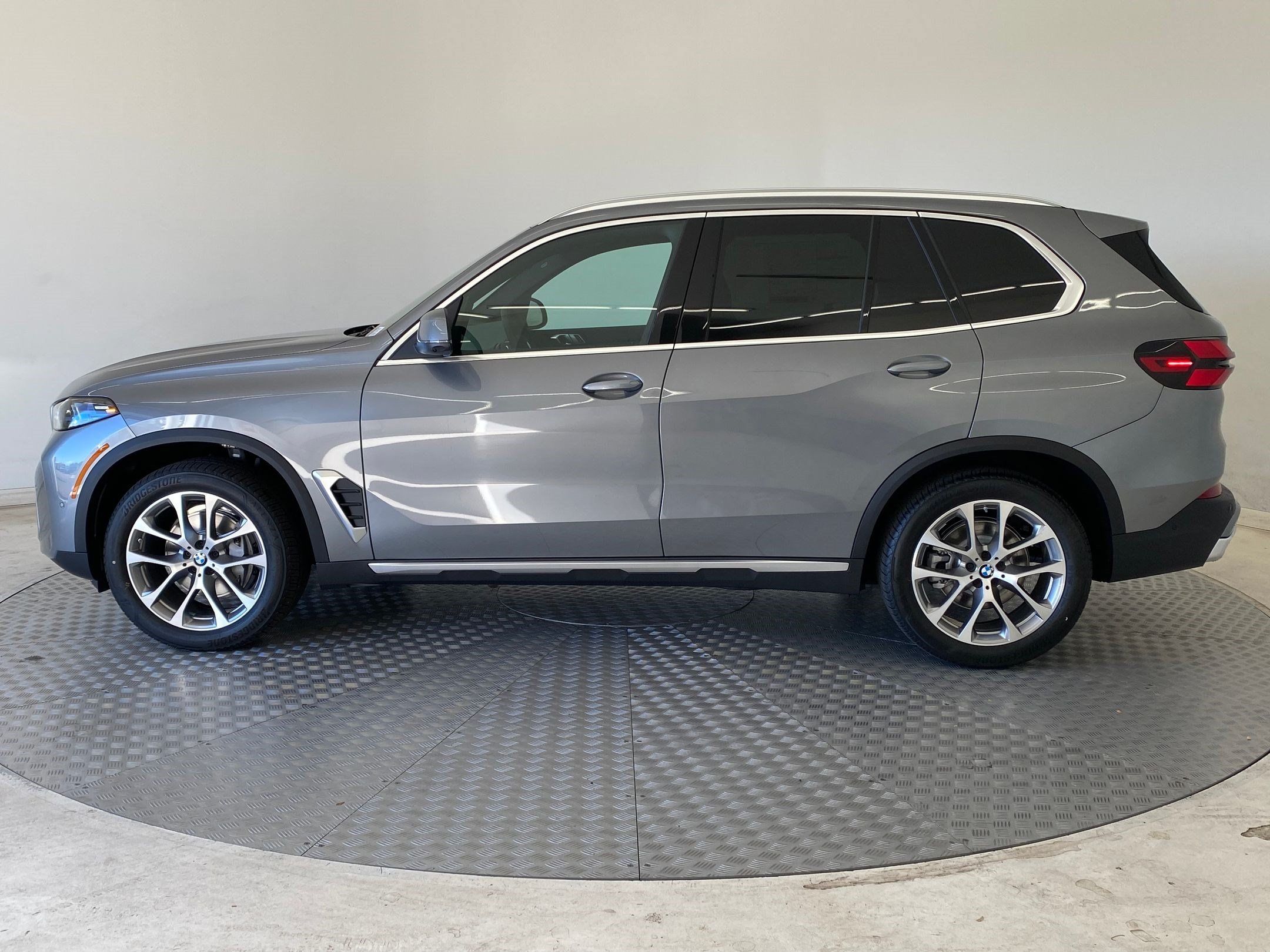 Used 2026 BMW X5 xDrive40i w/ Premium Package AWD/4WD image 2
