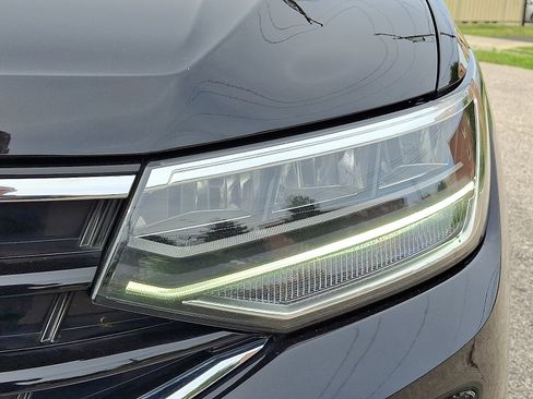 Used 2022 Volkswagen Tiguan SE R-Line image 9