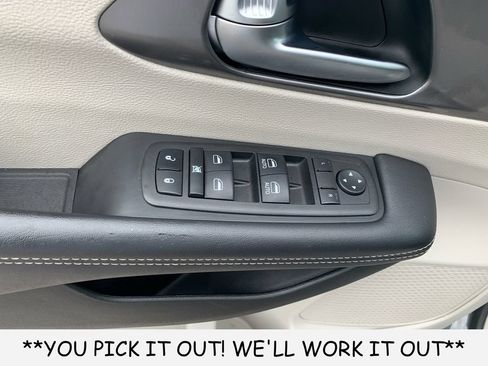 Used 2023 Chrysler Pacifica Touring-L FWD image 12