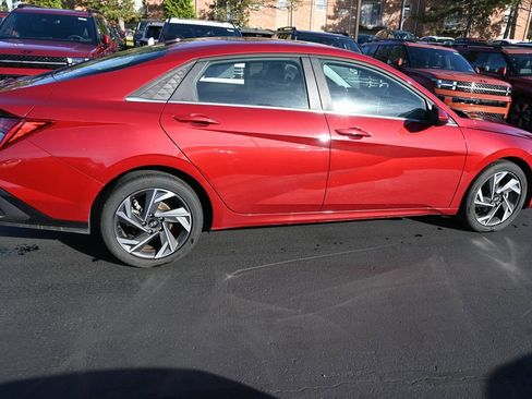Used 2024 Hyundai Elantra SEL w/ Convenience Package image 9