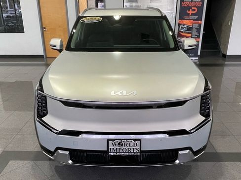 Used 2024 Kia EV9 Land image 9