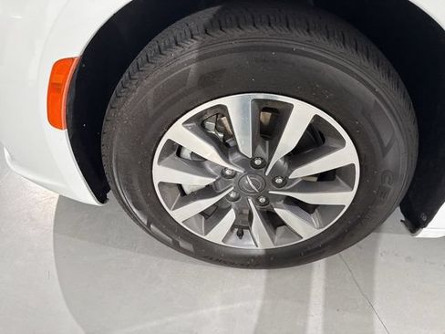Used 2023 Chrysler Pacifica Limited FWD image 5