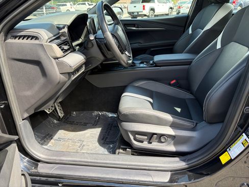 Used 2025 Toyota Camry SE FWD image 11