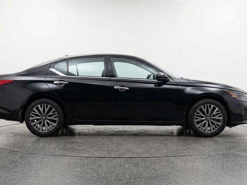 Used 2025 Nissan Altima 2.5 SV image 11