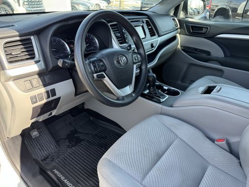 Used 2019 Toyota Highlander LE image 27