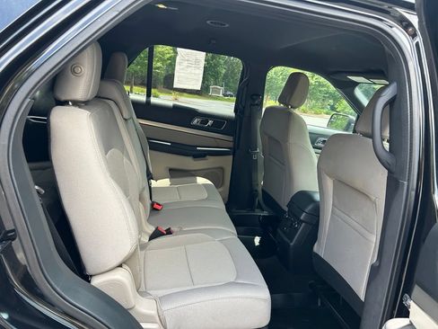 Used 2018 Ford Explorer XLT AWD/4WD image 46