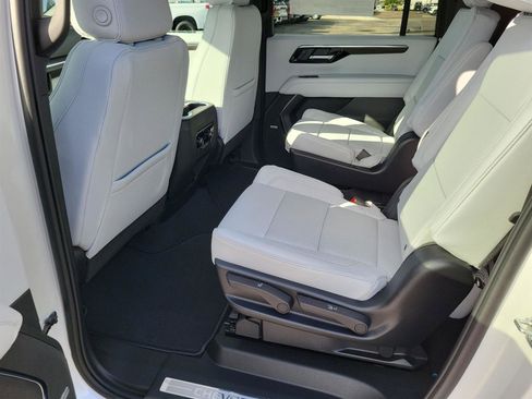 New 2025 Chevrolet Suburban Premier image 24